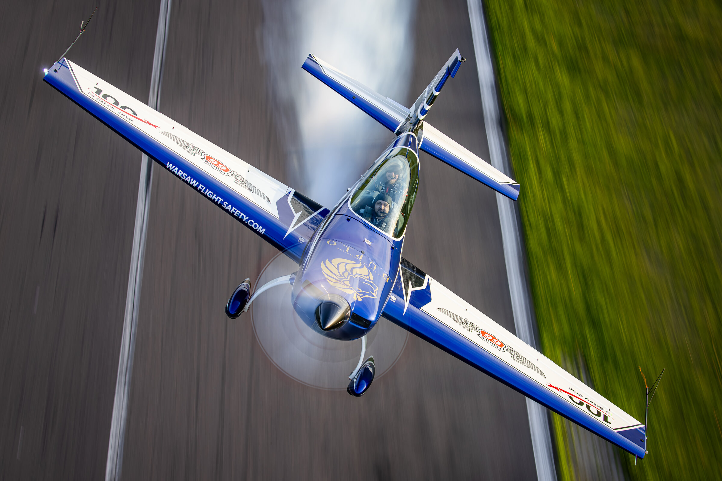 SP-EKS z dymną smugą podczas pokazu