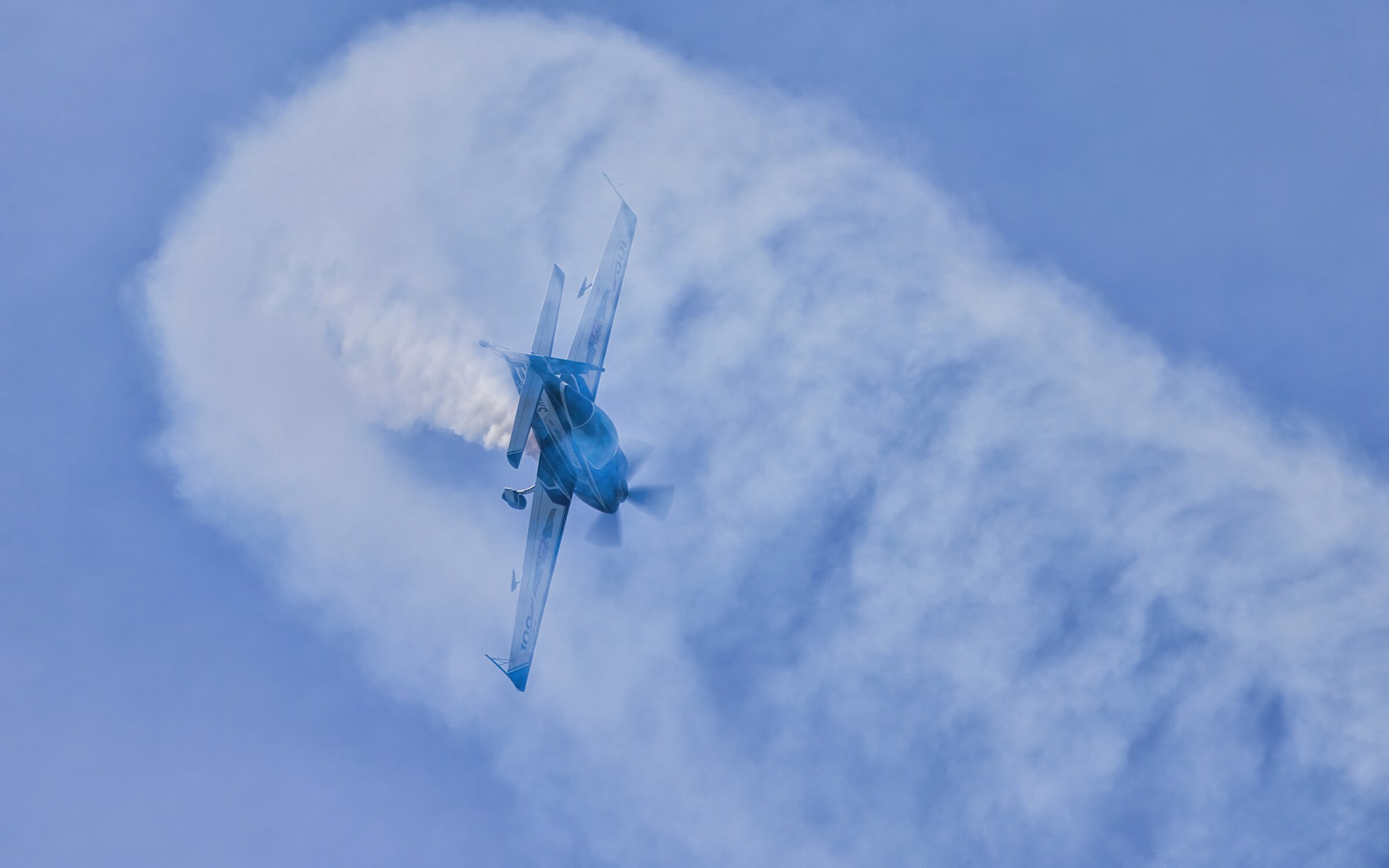 Extra 300L SP-EKS na pokazie lotniczym ATAM