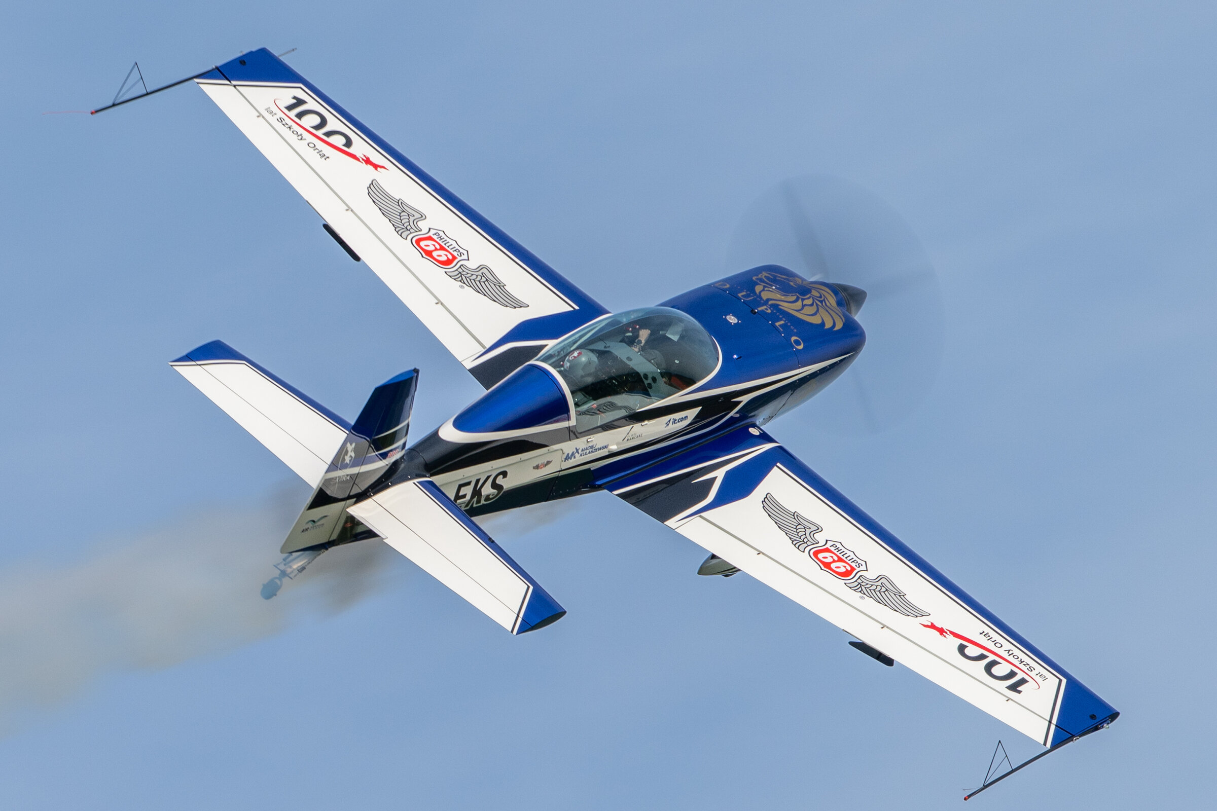 Extra 300L SP-EKS - przelot z dymem