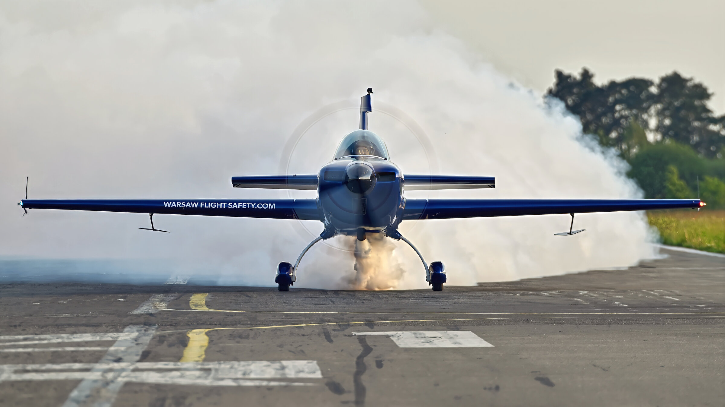 Extra 300L SP-EKS nad krajobrazem
