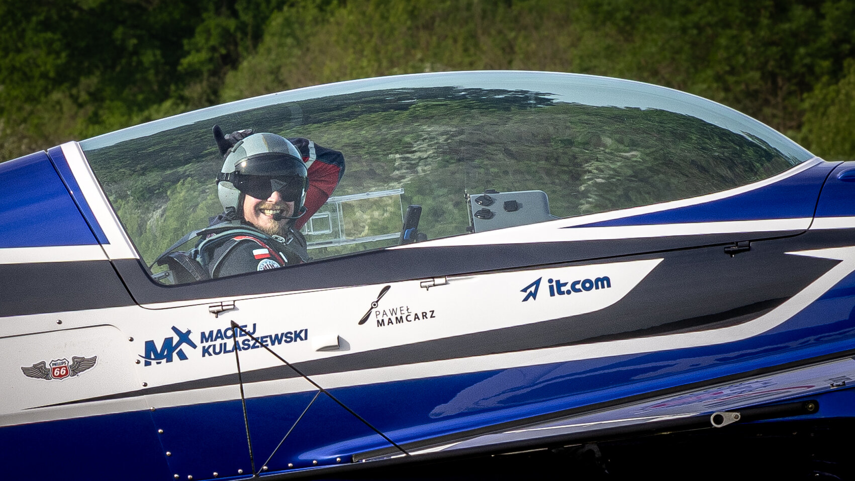 Extra 300L SP-EKS w locie akrobacyjnym