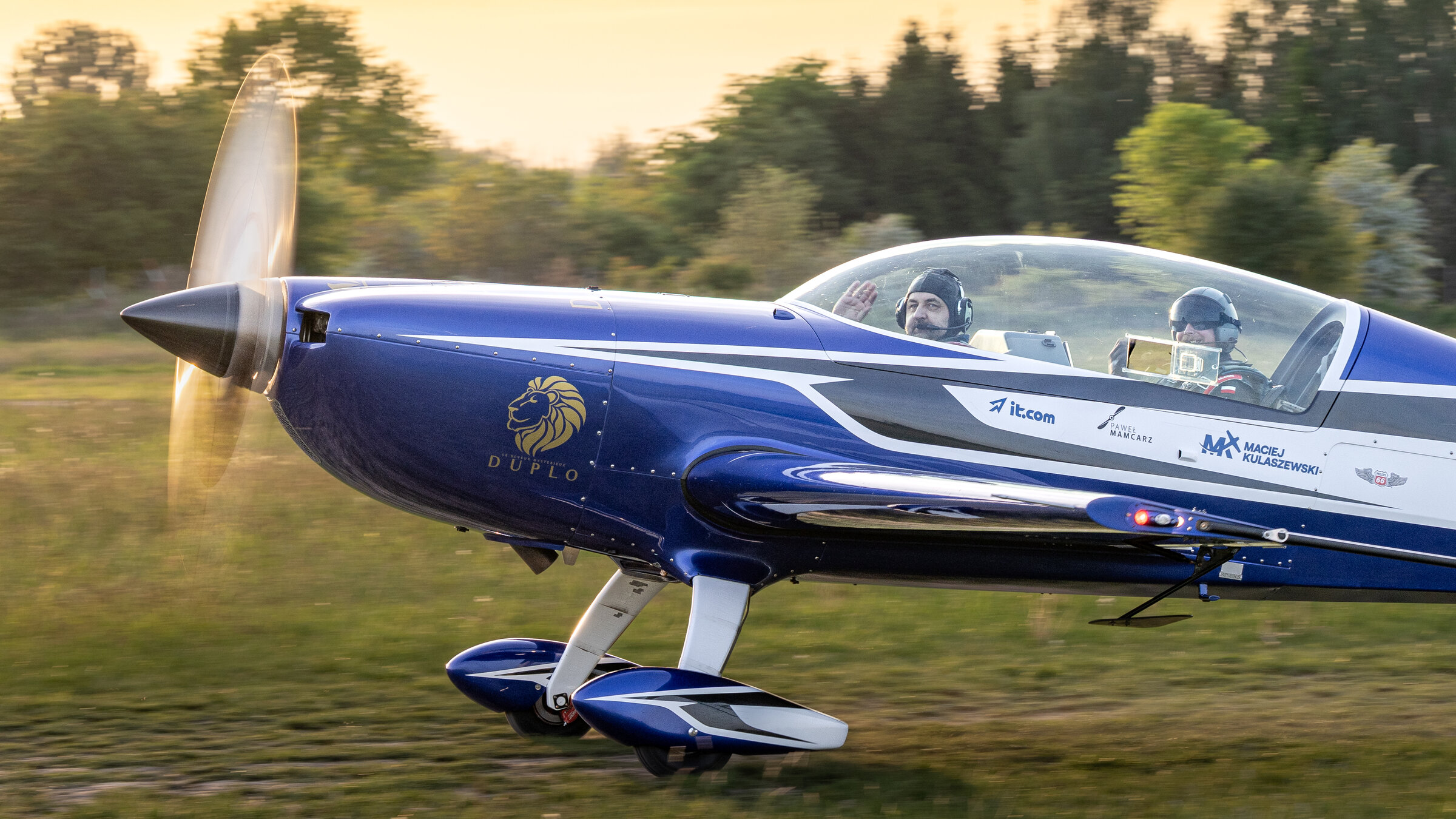 SP-EKS z dymną smugą podczas pokazu