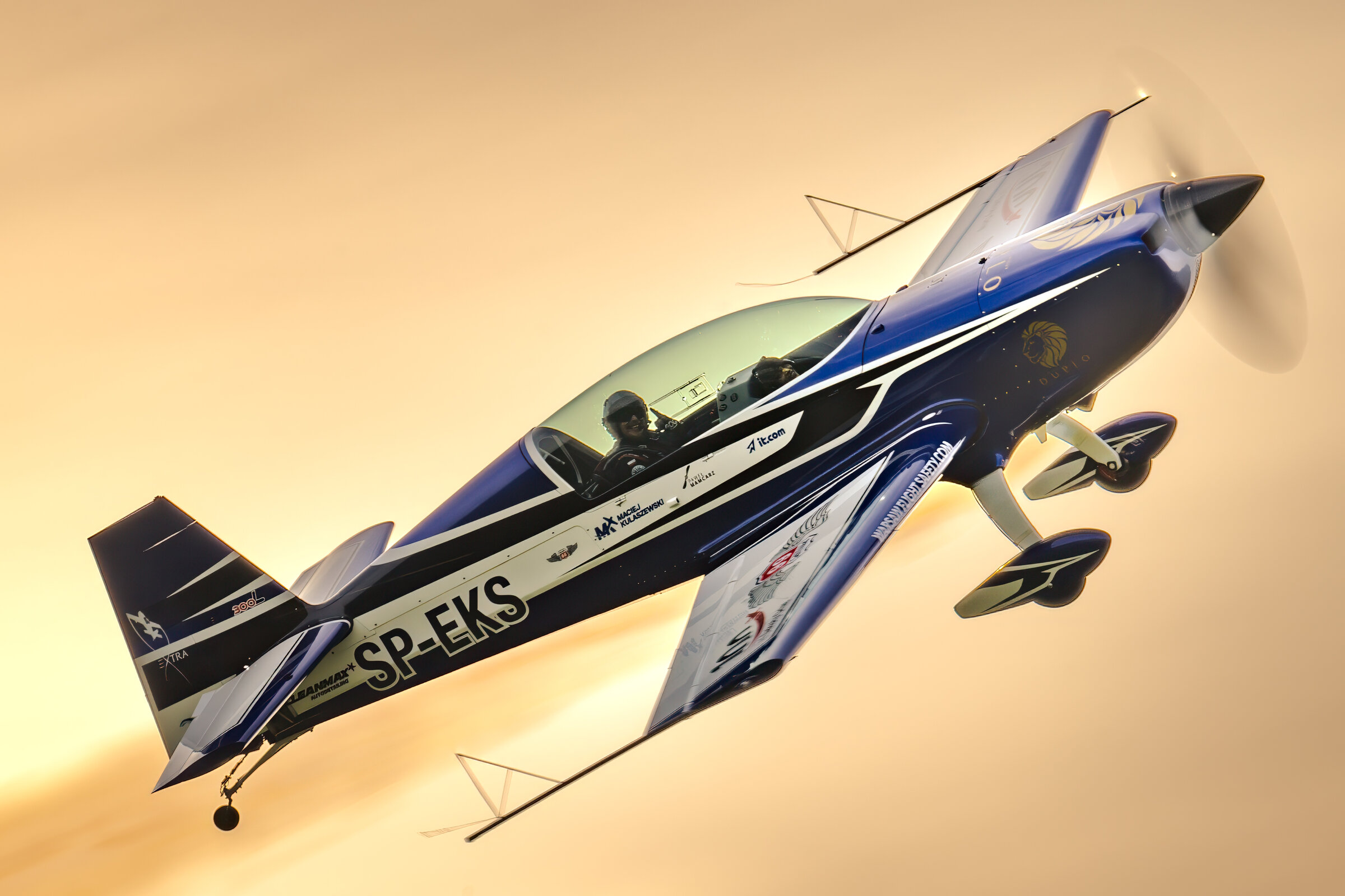 Extra 300L SP-EKS na pokazie lotniczym ATAM