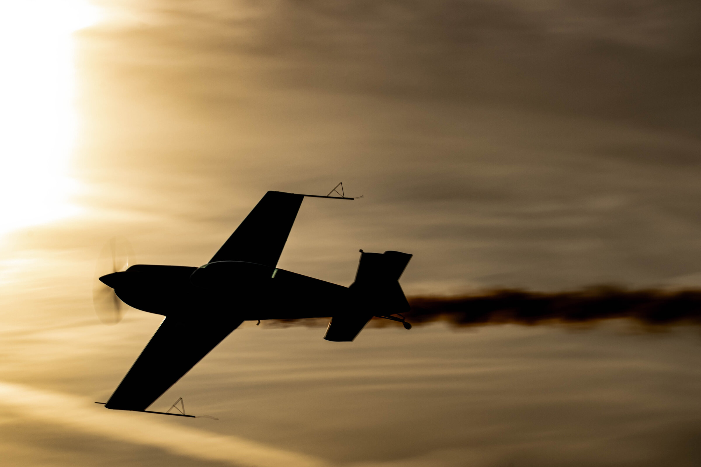 Extra 300L SP-EKS - przelot z dymem