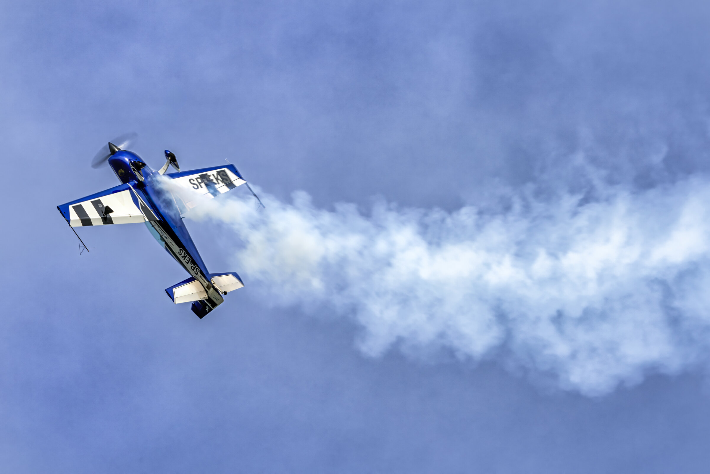 Extra 300L SP-EKS nad krajobrazem