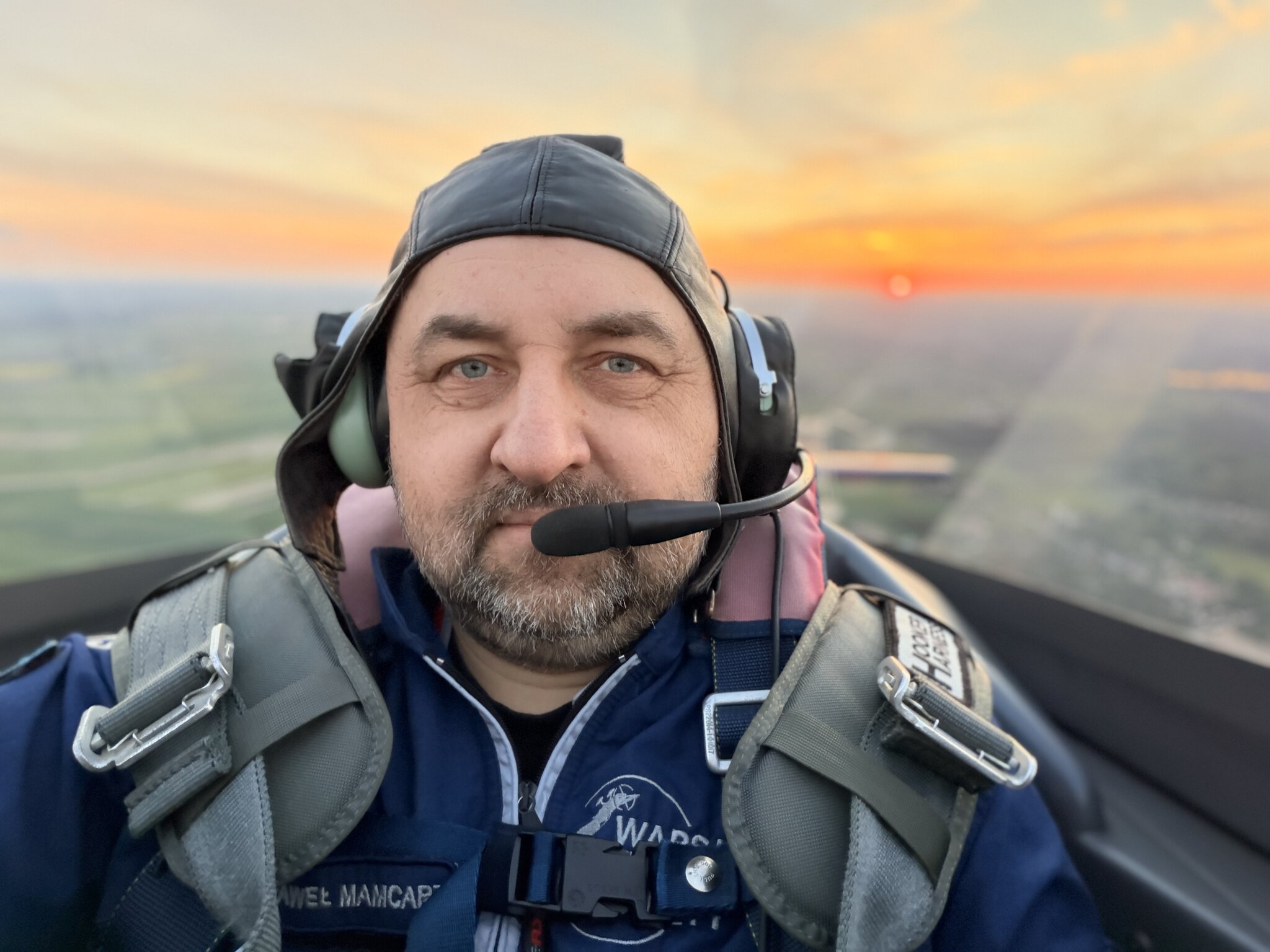 Paweł Mamcarz w kokpicie Extra 300L SP-EKS na tle zachodu słońca, ATAM #37