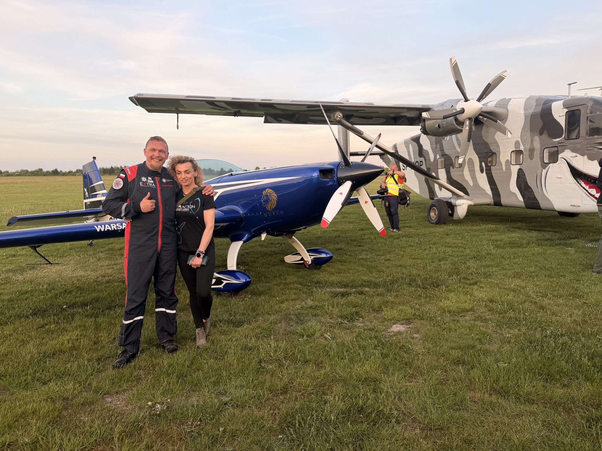 Paweł Mamcarz i pasażerka przed Extra 300L SP-EKS oraz Skyvanem - ATAM #37