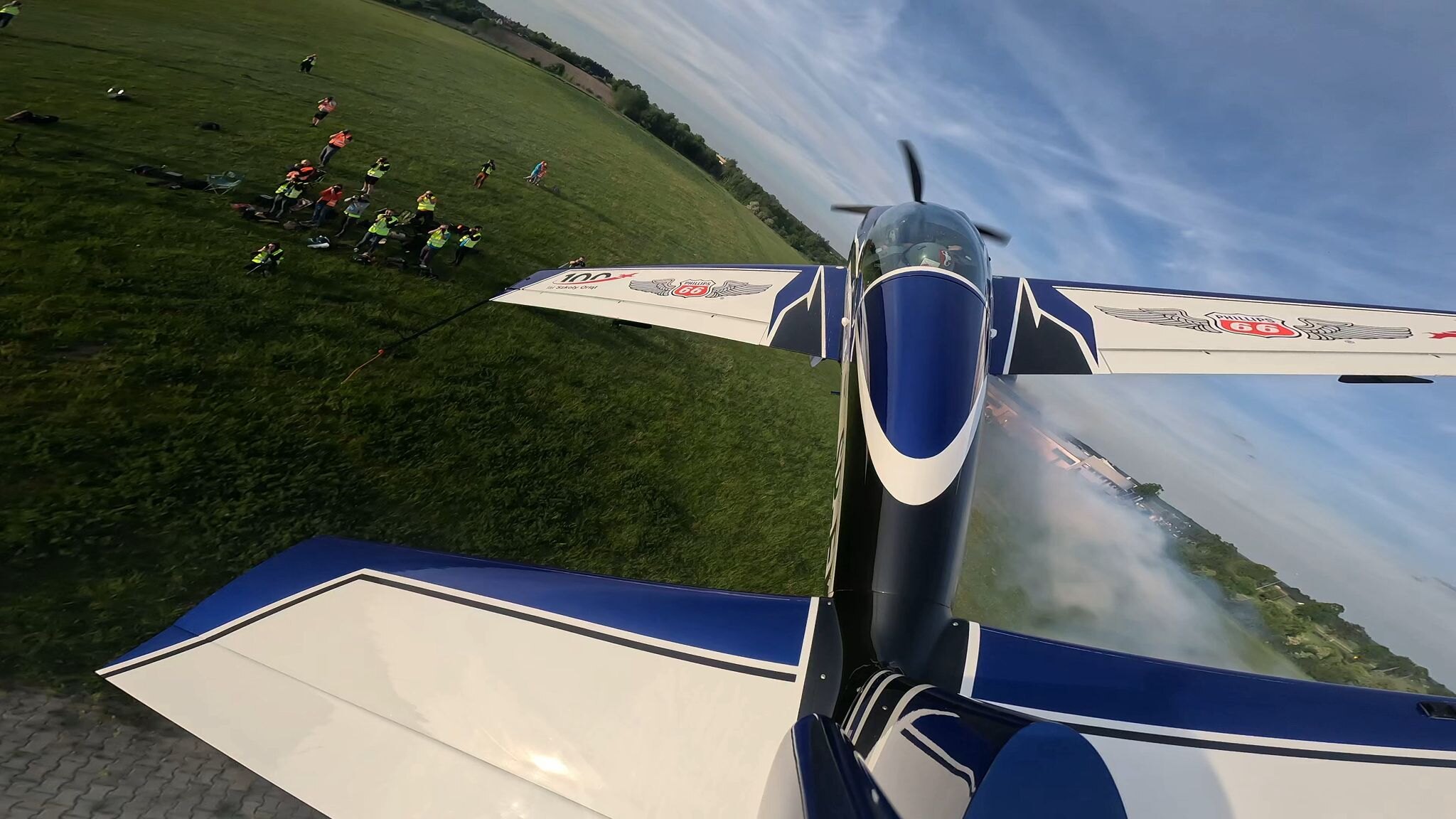 Niski wiraż SP-EKS nad linią fotografów na ziemi - POV z kamery ogonowej, ATAM #37