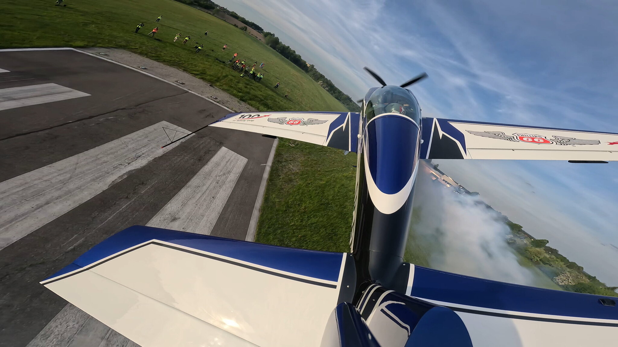 Niski przelot SP-EKS POV ogonowy nad pasem startowym z linią fotografów, ATAM #37