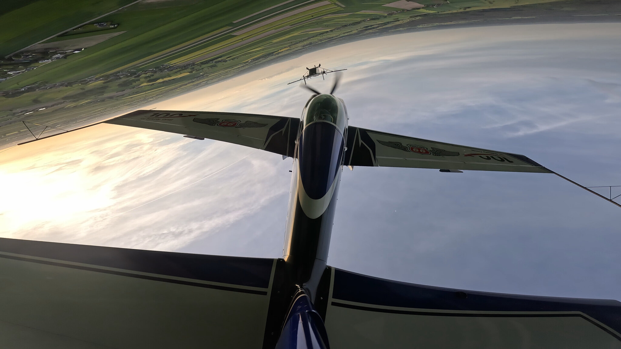 POV ogonowy SP-EKS w wirażu z drugim Extra 300L w środku kadru - formacja ATAM #37