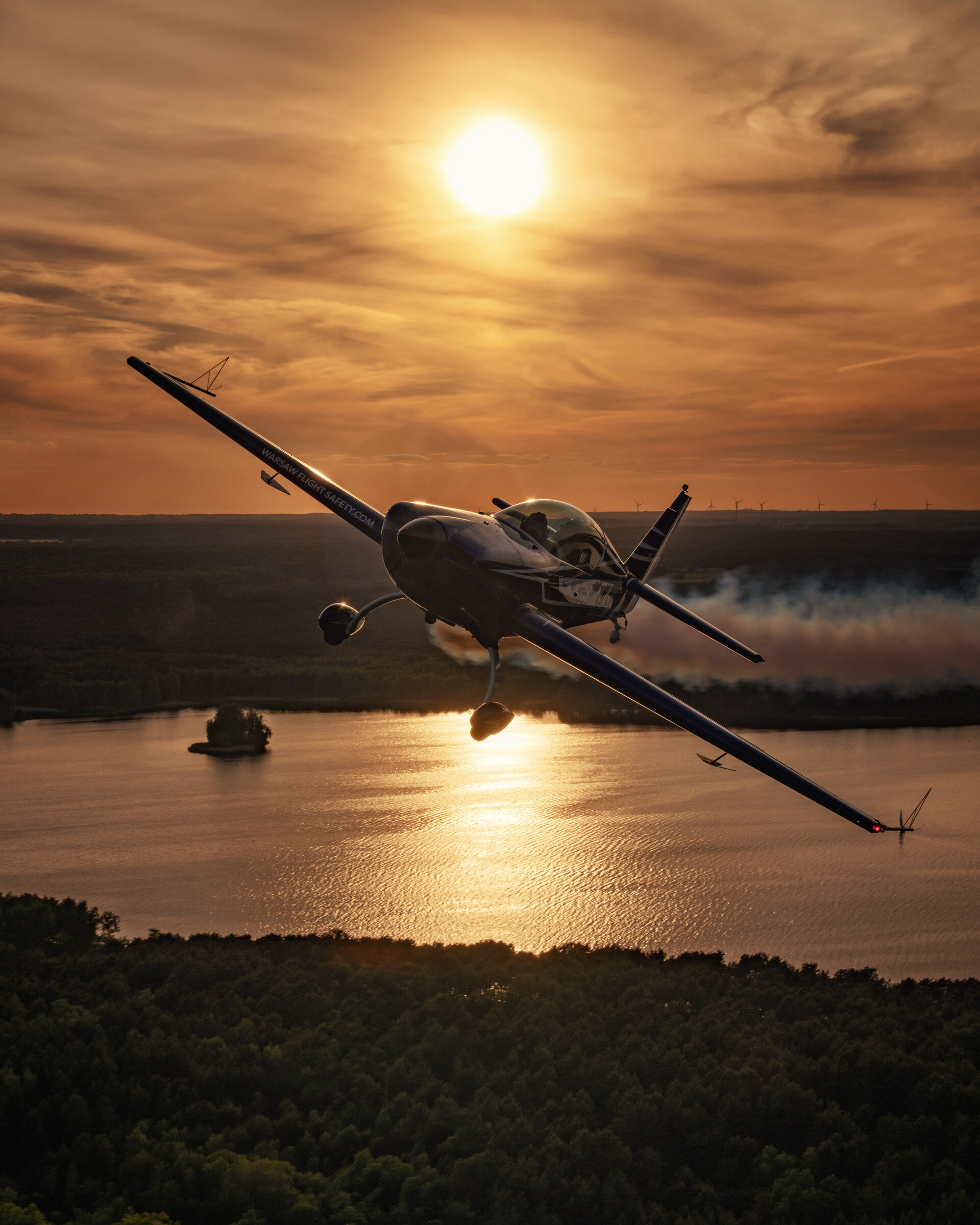Extra 300L SP-EKS nad krajobrazem