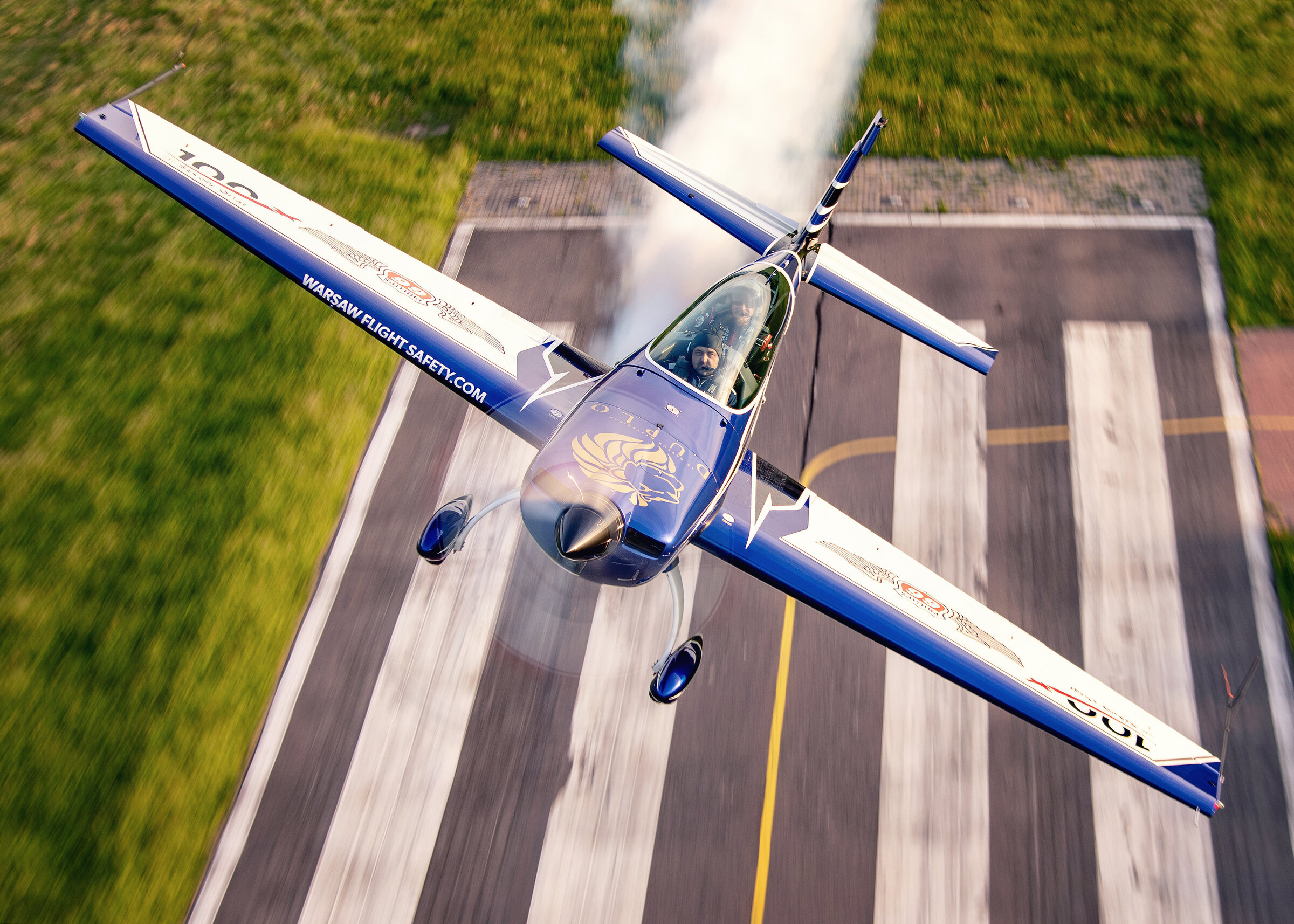 Extra 300L SP-EKS w locie akrobacyjnym