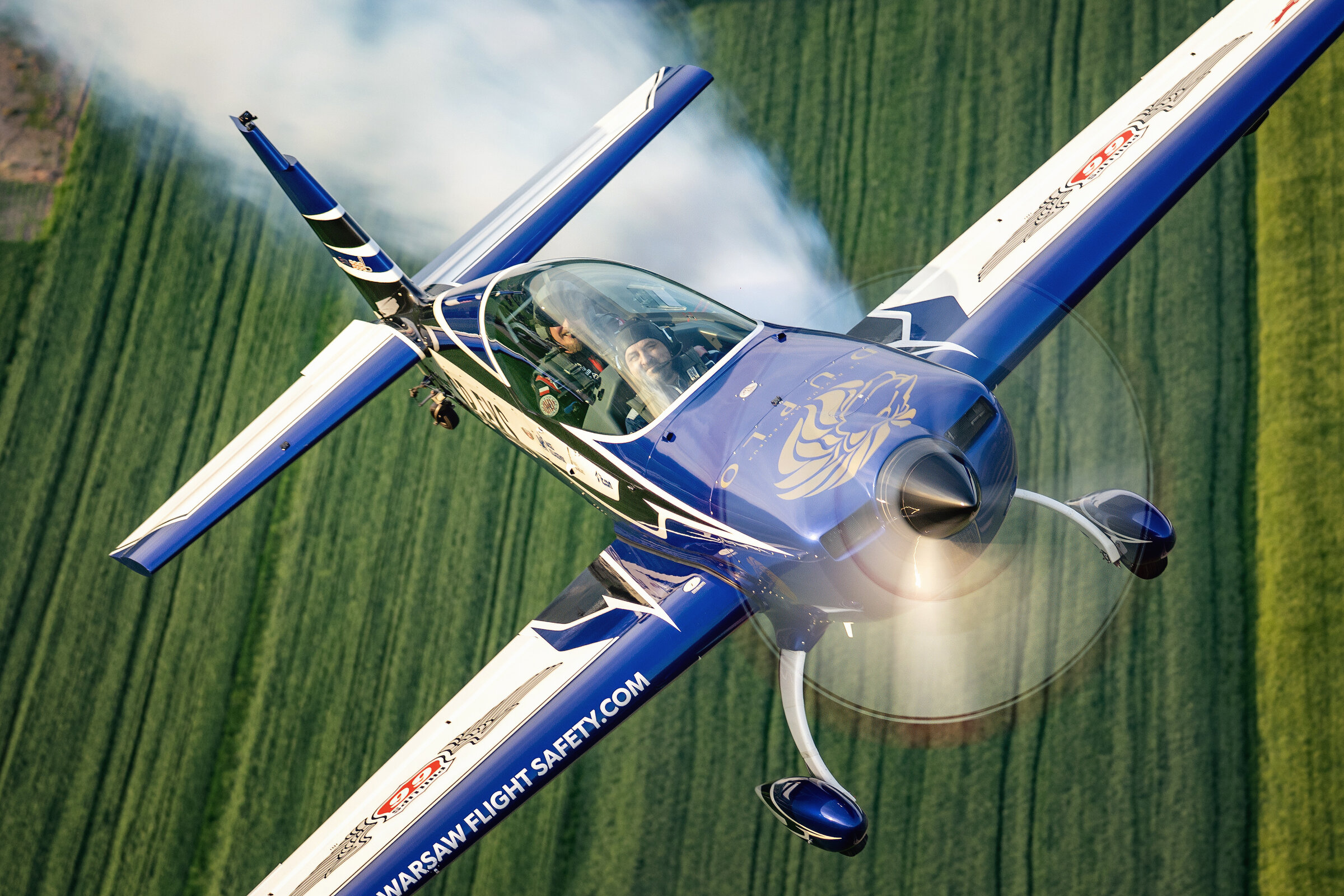 Extra 300L SP-EKS - przelot z dymem