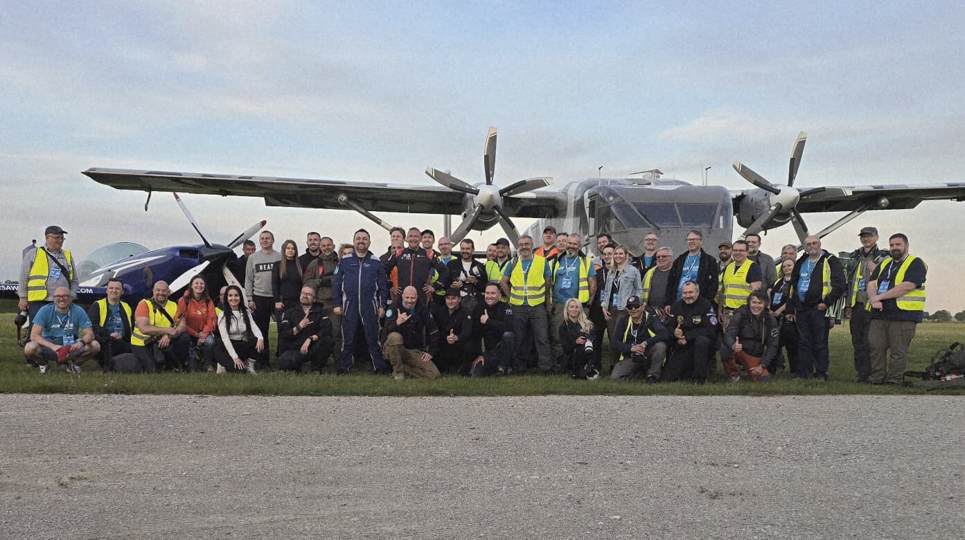 Fotografowie ATAM #37 ze Skyvanem i Extra 300L SP-EKS - zdjęcie grupowe po sesji air-to-air