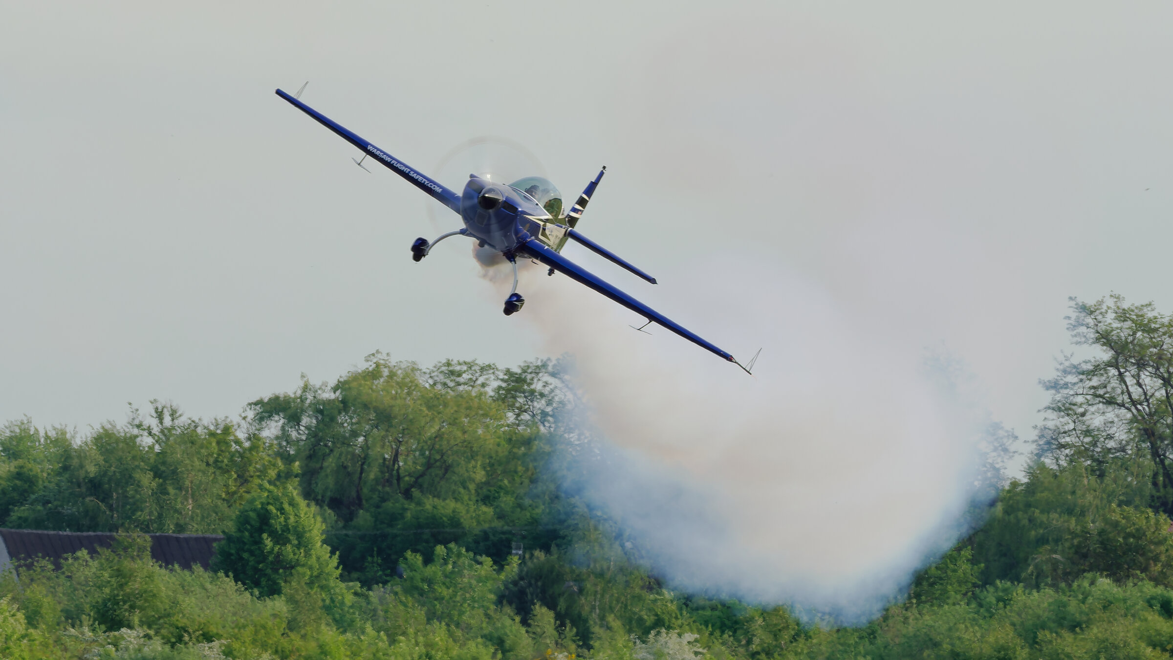 Extra 300L SP-EKS nad krajobrazem