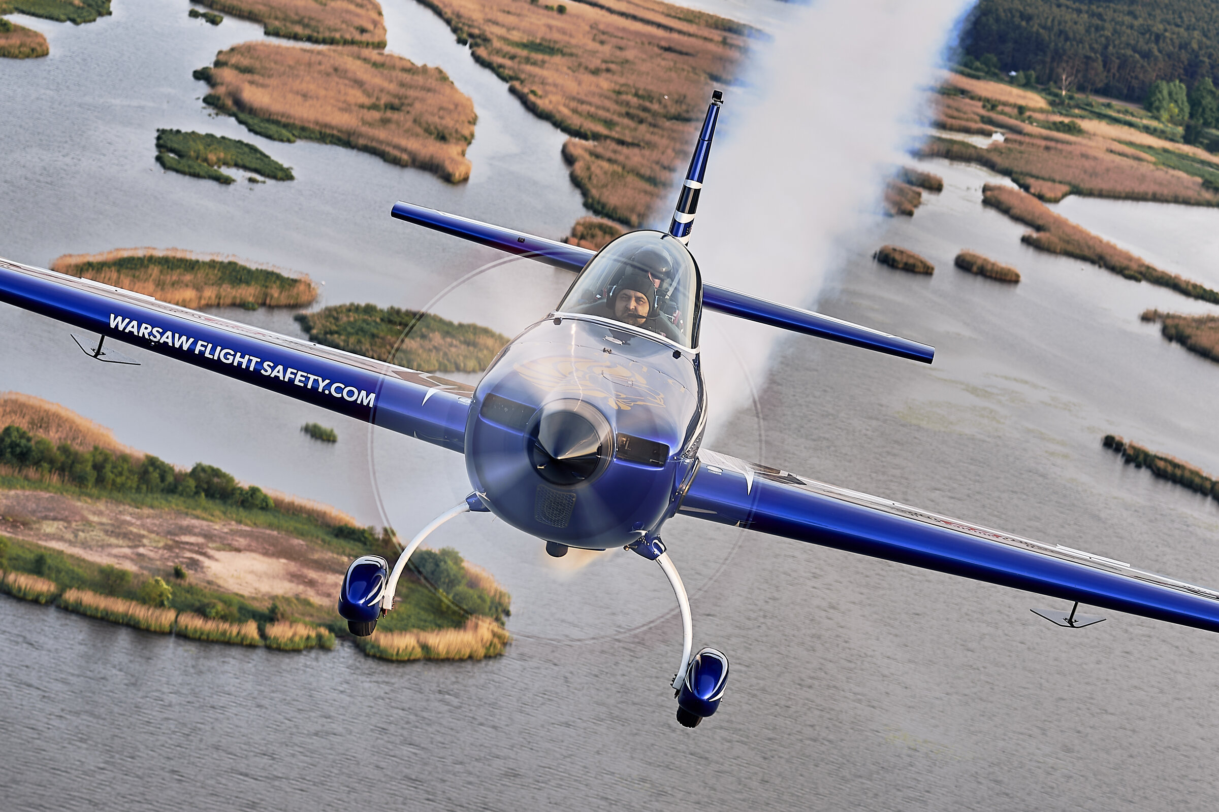 Extra 300L SP-EKS w locie akrobacyjnym