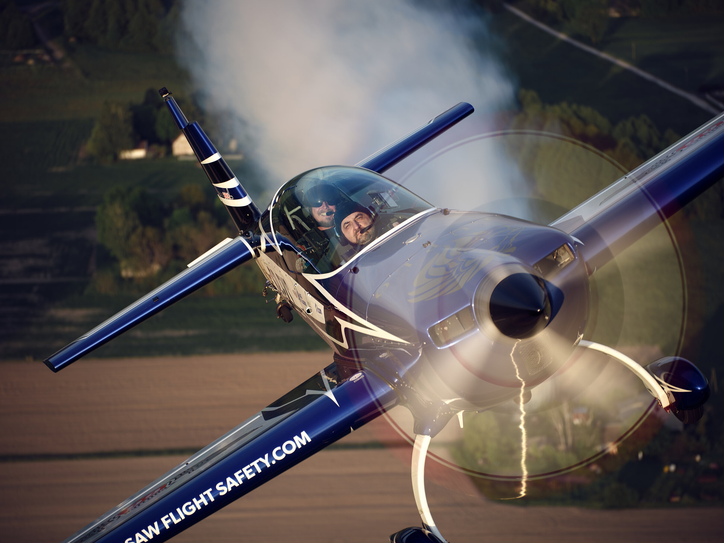 Extra 300L SP-EKS na pokazie lotniczym ATAM