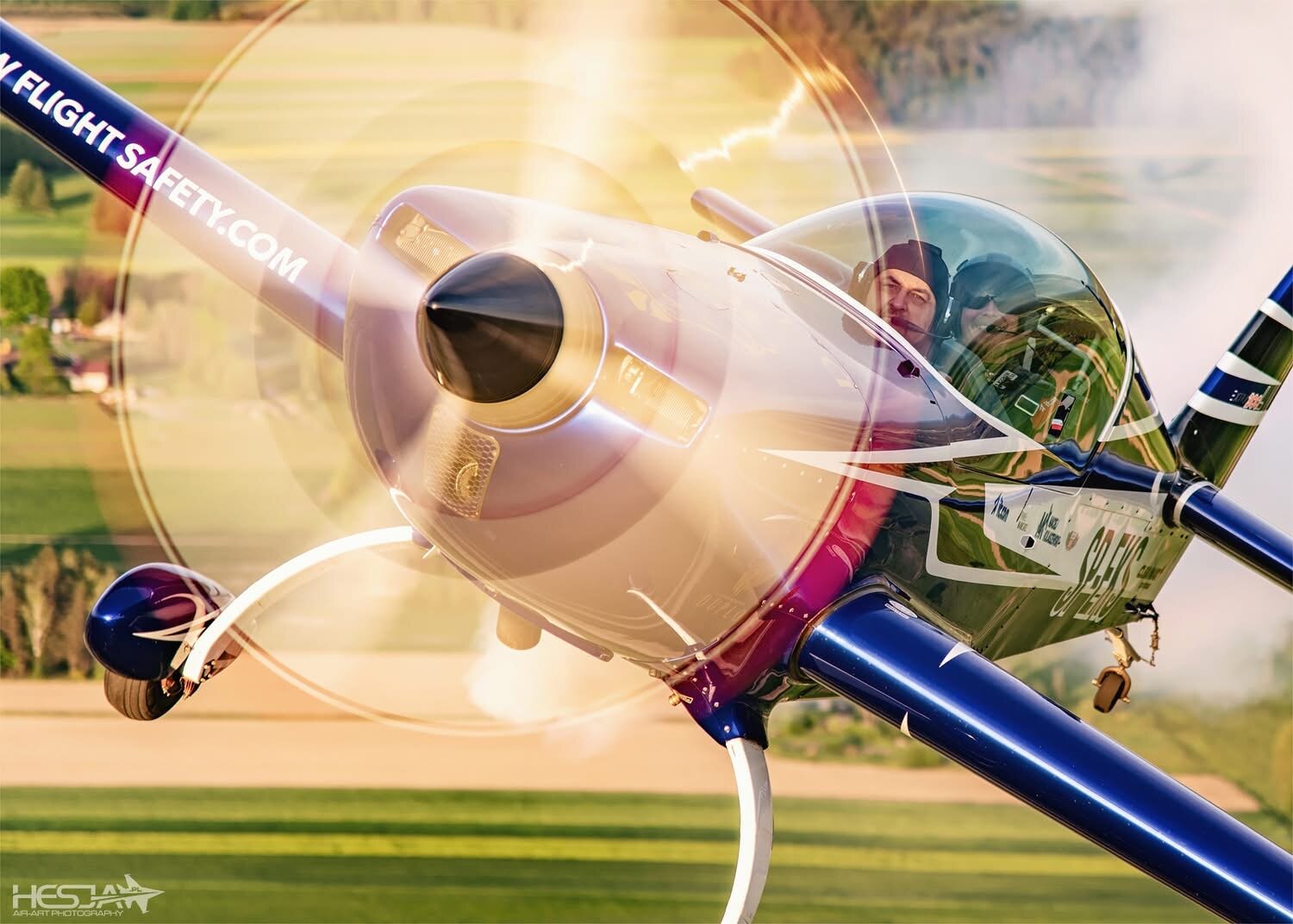 Pilot w kokpicie Extra 300L SP-EKS - zbliżenie z wirującym śmigłem