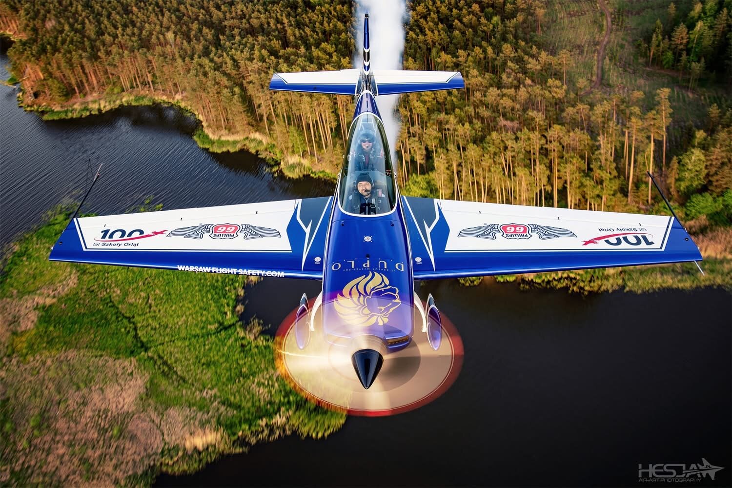 Extra 300L SP-EKS z góry nad jeziorem i lasem
