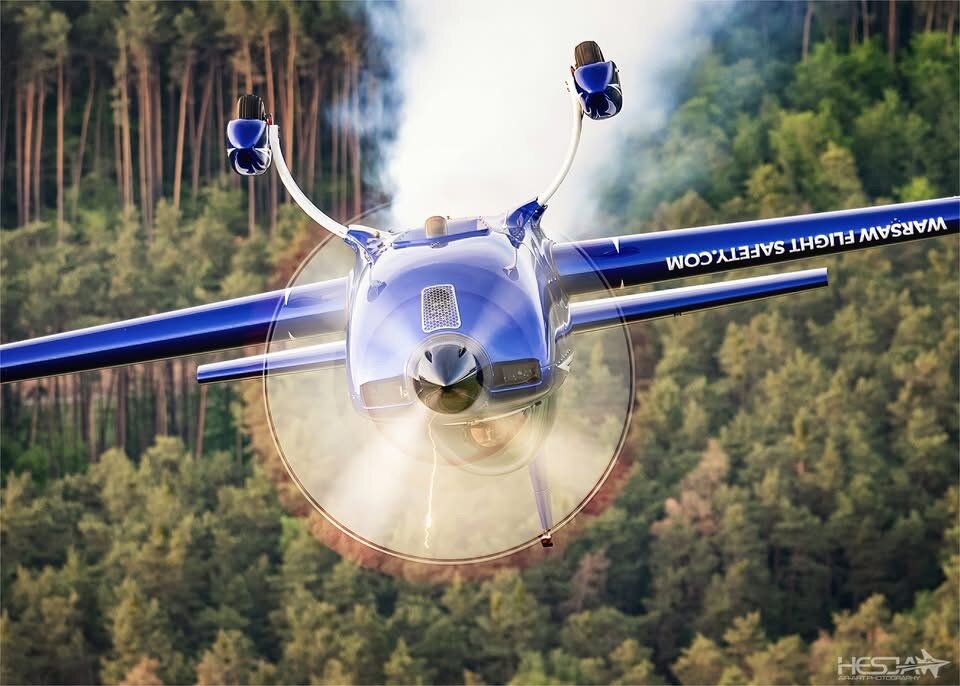 SP-EKS z przodu z dymną smugą nad lasem