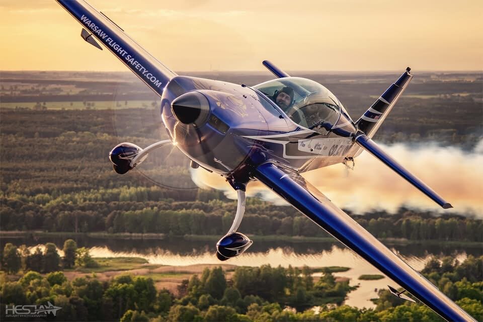 Extra 300L SP-EKS w zakręcie nad pasem startowym