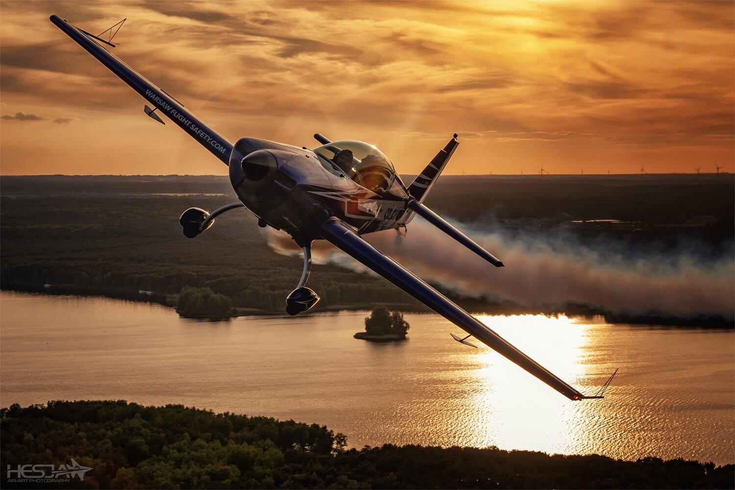 Extra 300L SP-EKS o zachodzie słońca nad jeziorem