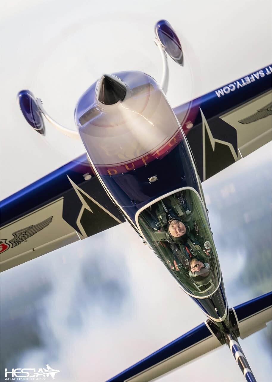 SP-EKS w złotym świetle nad lasem