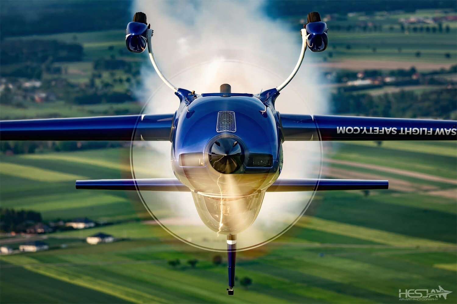 Extra 300L SP-EKS w nurkowaniu z dymem