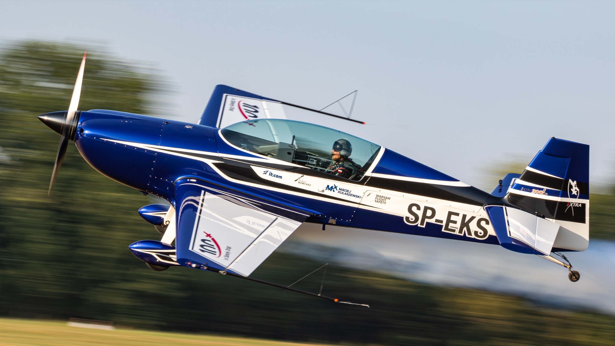 SP-EKS startuje z trawy z rozmazanym tłem