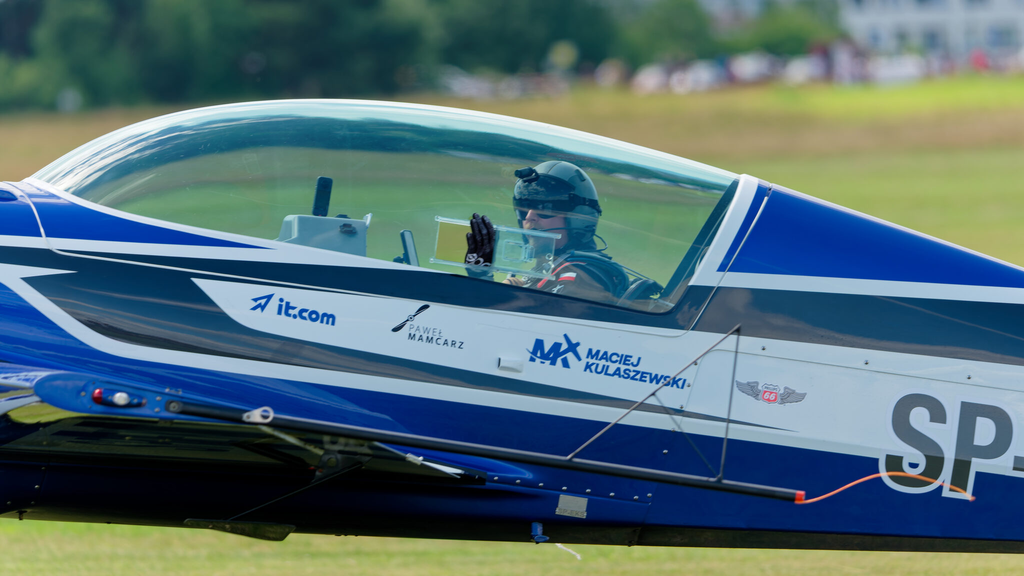 Extra 300L SP-EKS kołuje po pokazie, zbliżenie kokpitu - XV Nowotarski Piknik Lotniczy 2026