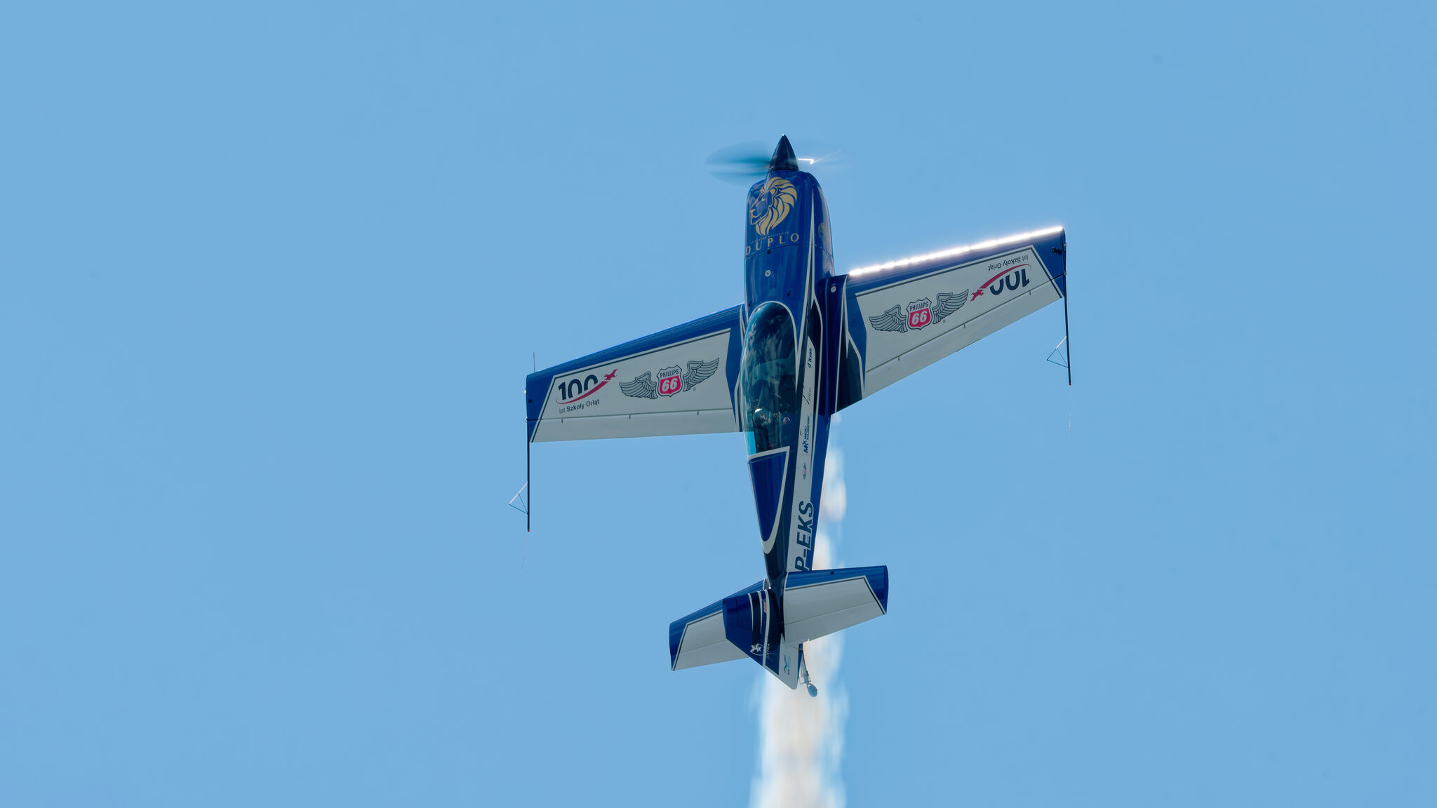 Pionowa świeca Extra 300L ze smugą dymu - pokazy Nowy Targ 2026