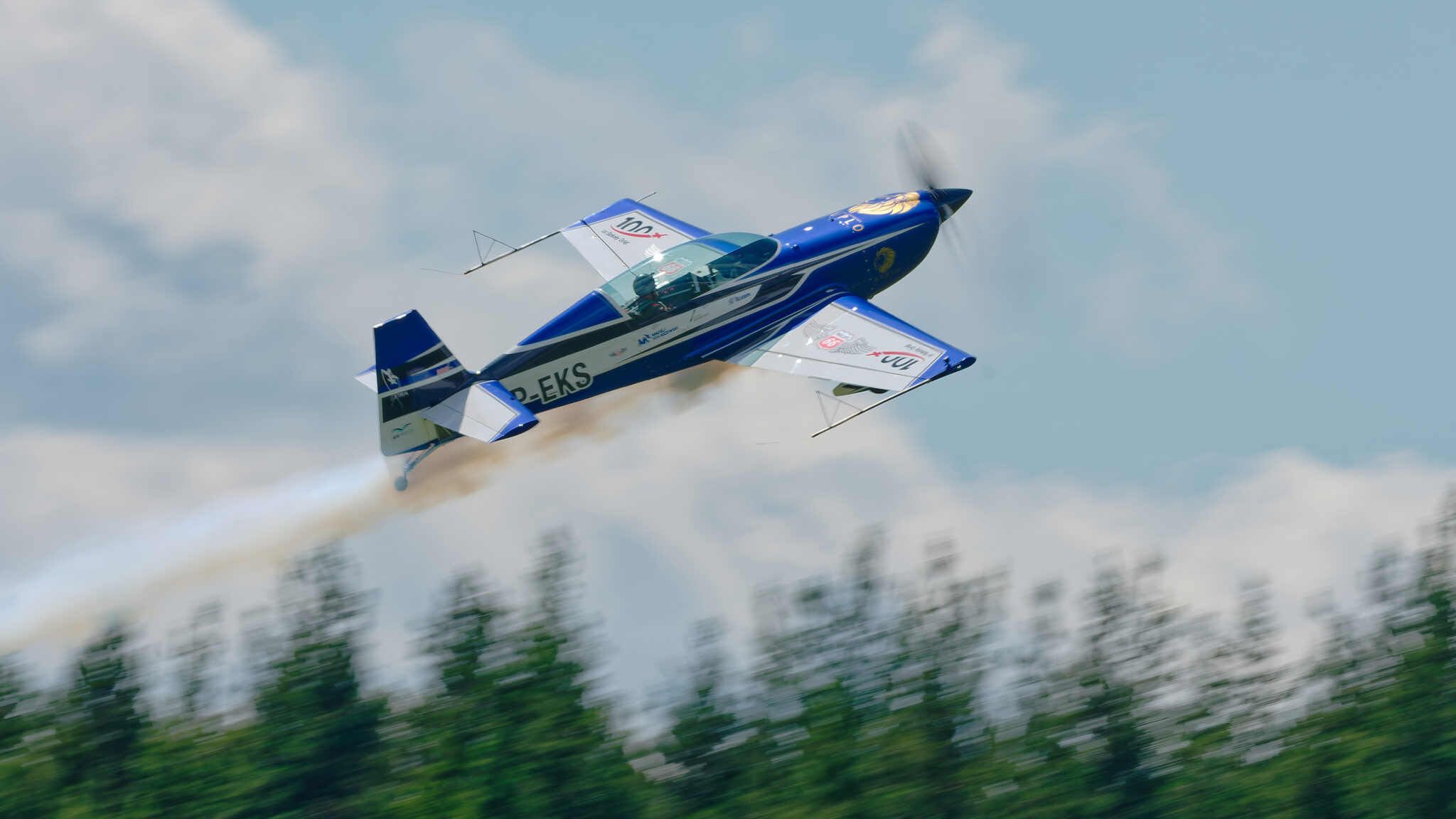 Niski przelot odwrócony Extra 300L nad lasem pod Tatrami