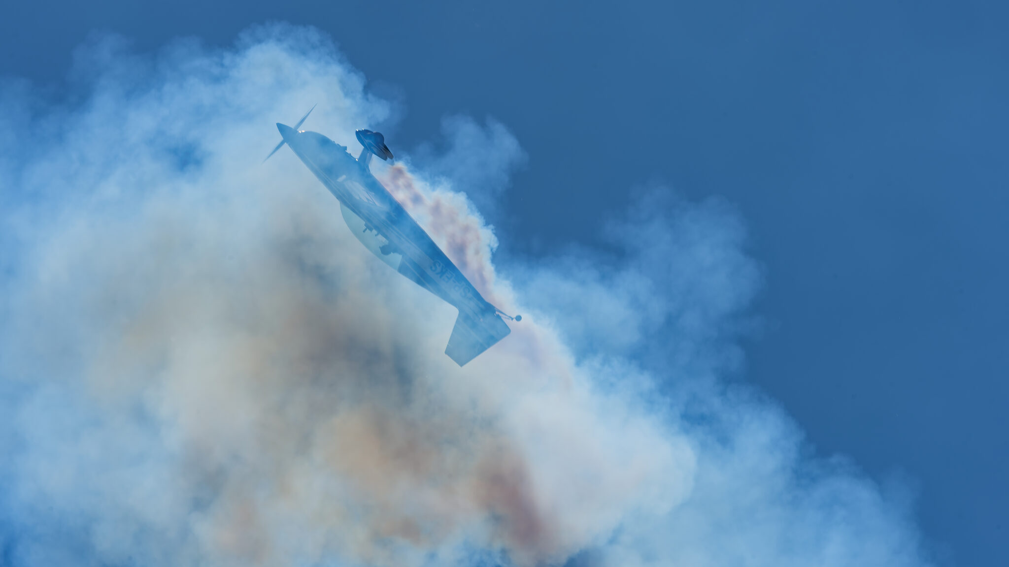 Extra 300L przebija własną smugę dymu