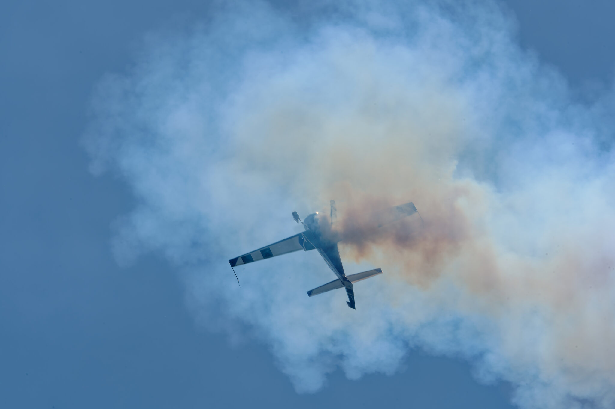 SP-EKS w chmurze dymu podczas figury akrobacyjnej