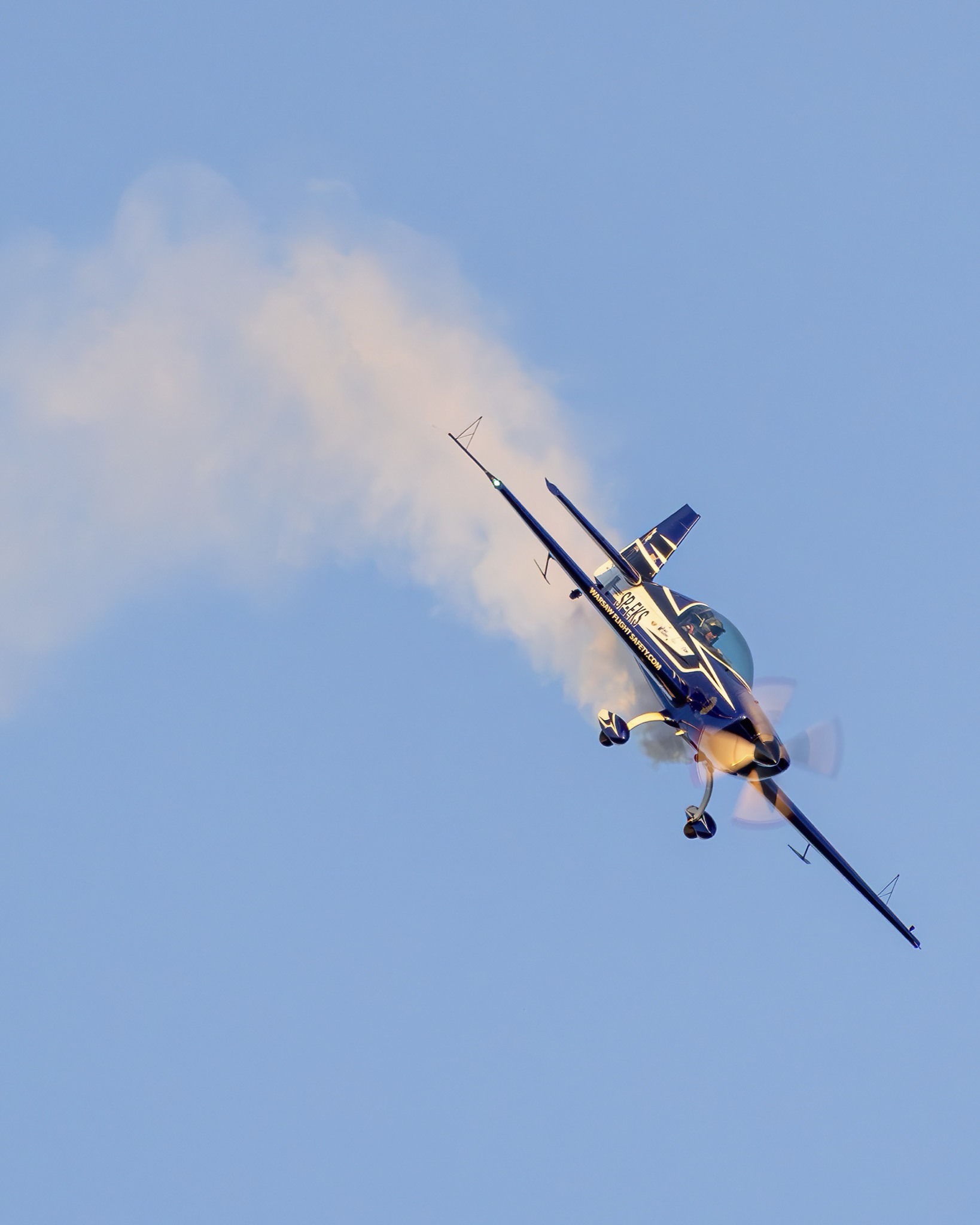 Extra 300L SP-EKS - pionowe wznoszenie ze smugą dymną