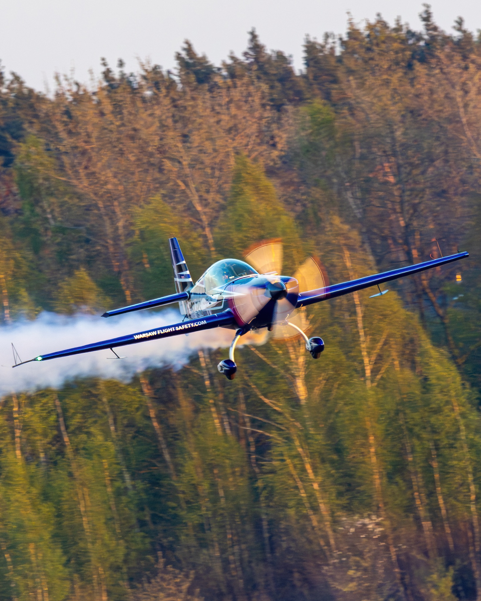 SP-EKS niskie przejście nad lasem o złotej godzinie