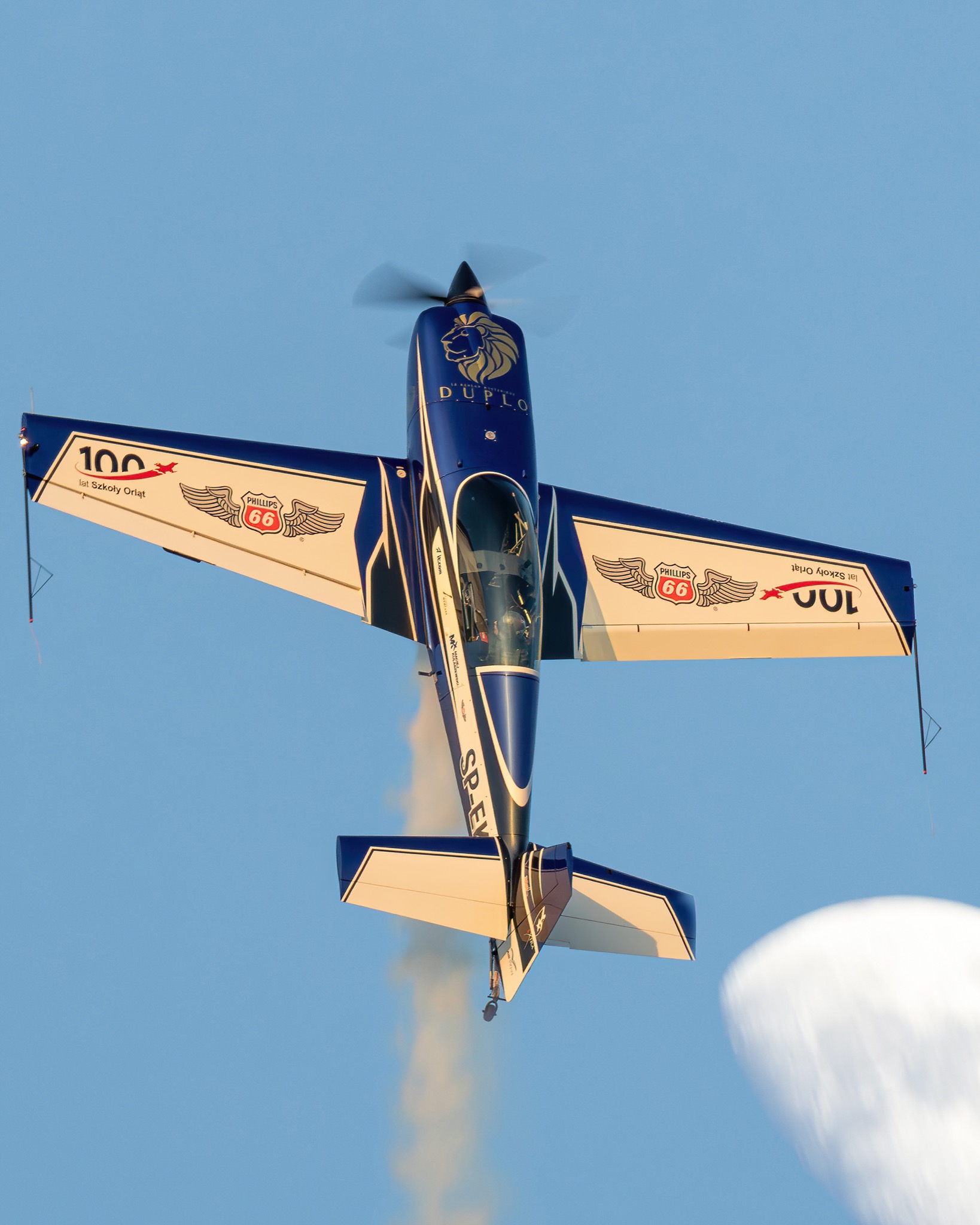 Extra 300L w przelocie nad obiektywem - widok od dołu