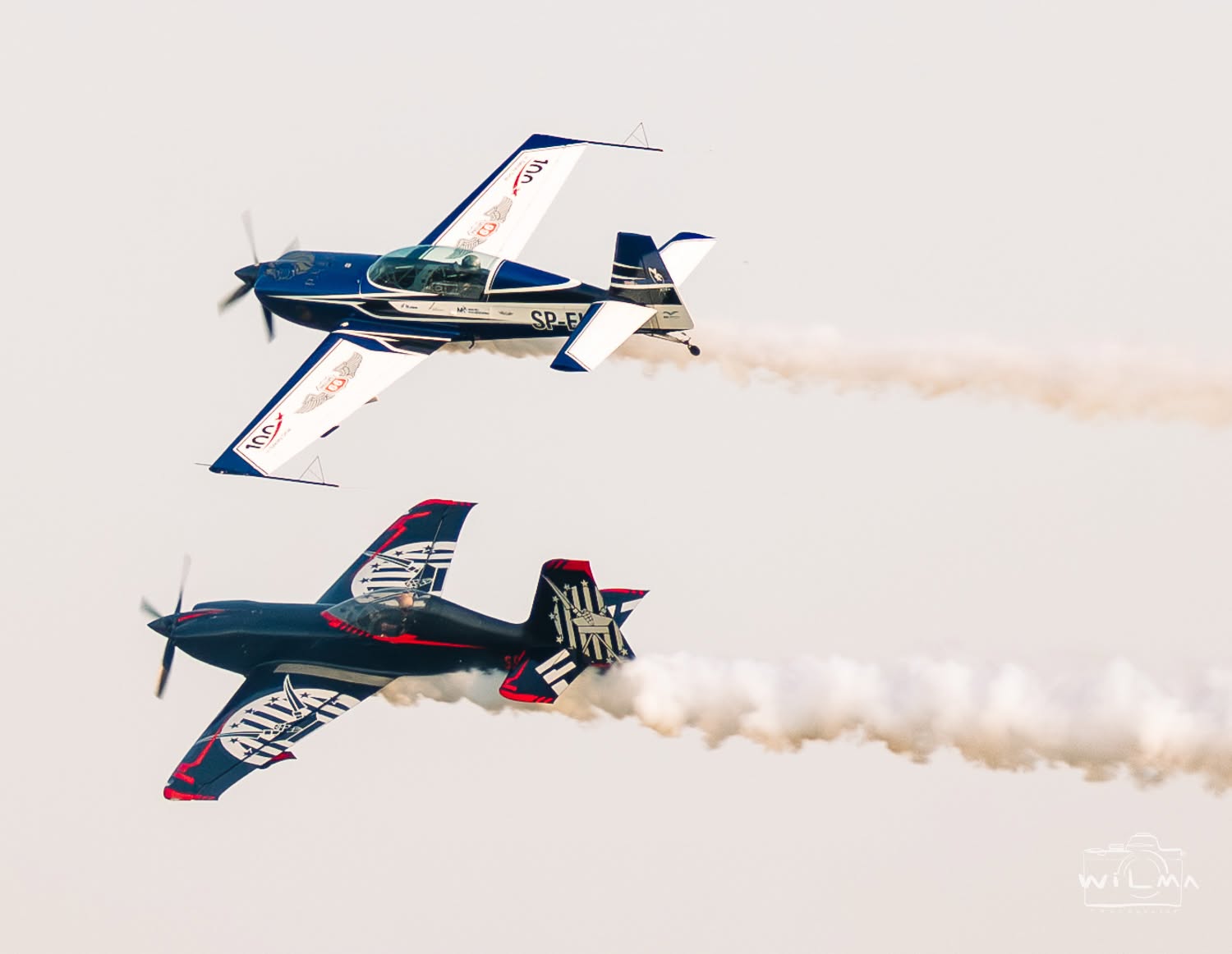 SP-EKS w formacji z ciemną Extrą nad widzami