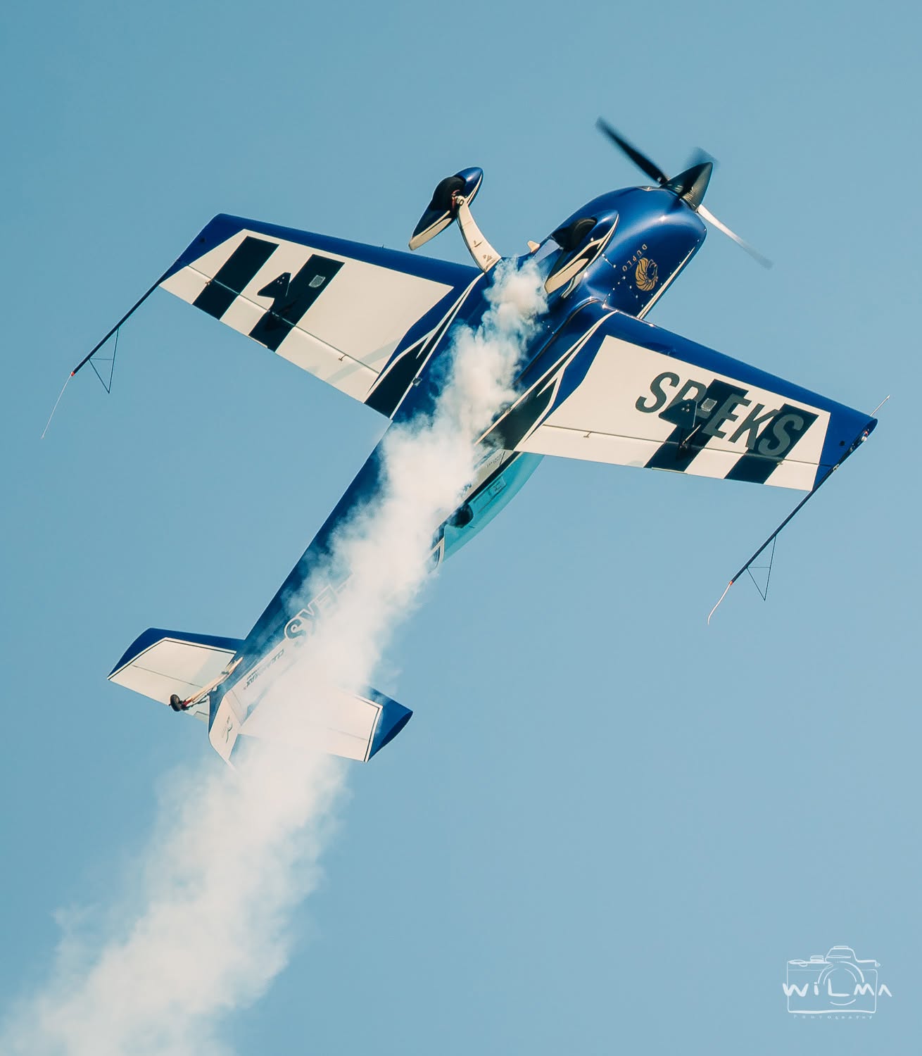 SP-EKS we wznoszeniu ze smugą dymu, widoczna rejestracja