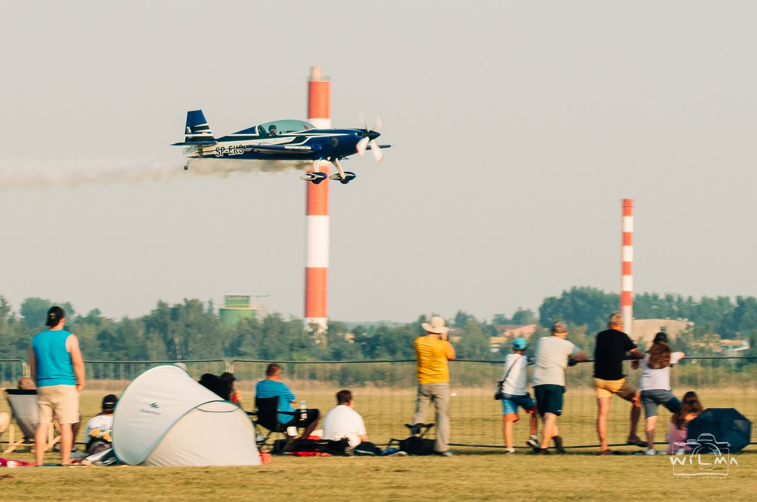 Przelot SP-EKS obok masztu w biało-czerwoną szachownicę