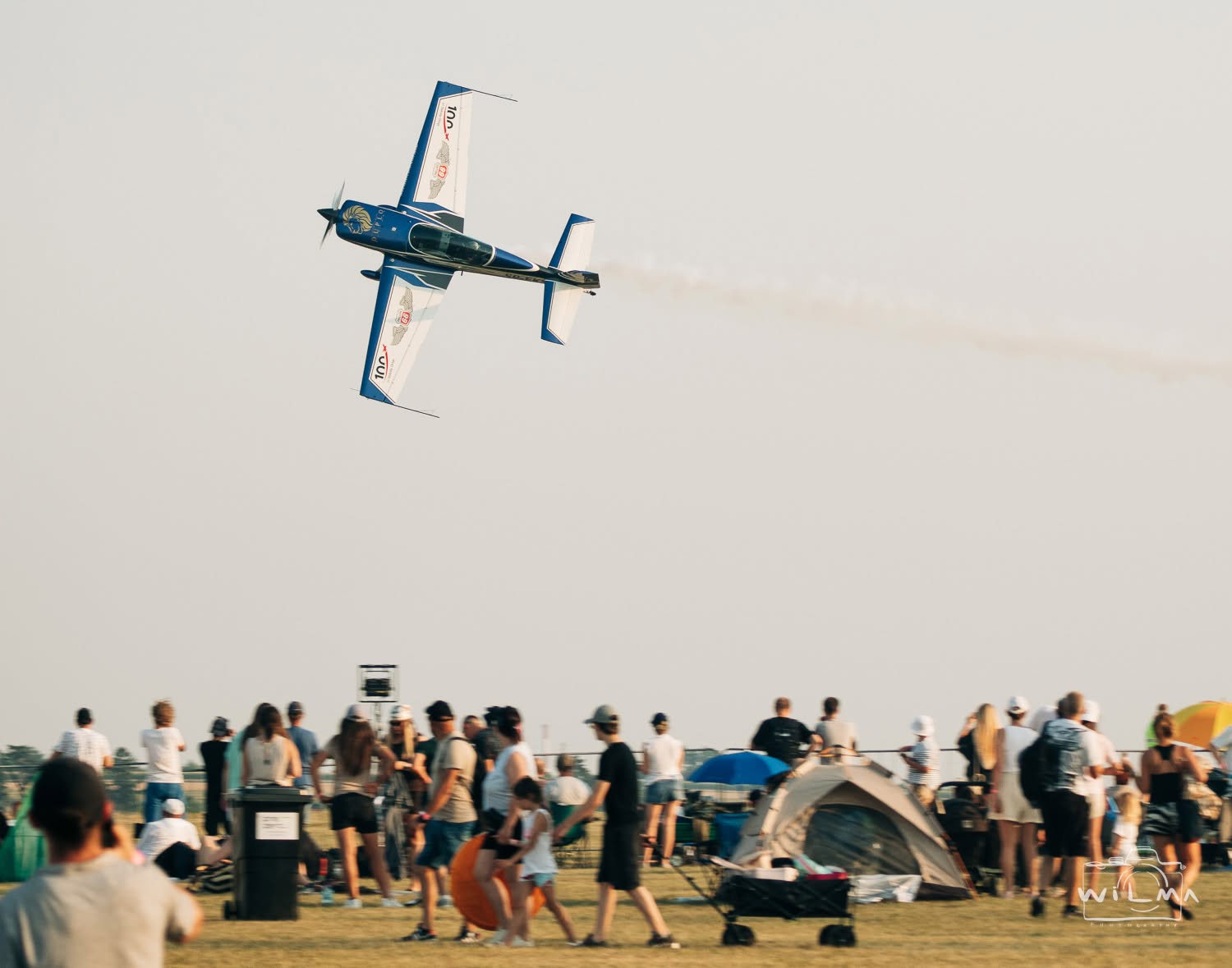 Akrobacja SP-EKS nad tłumem widzów