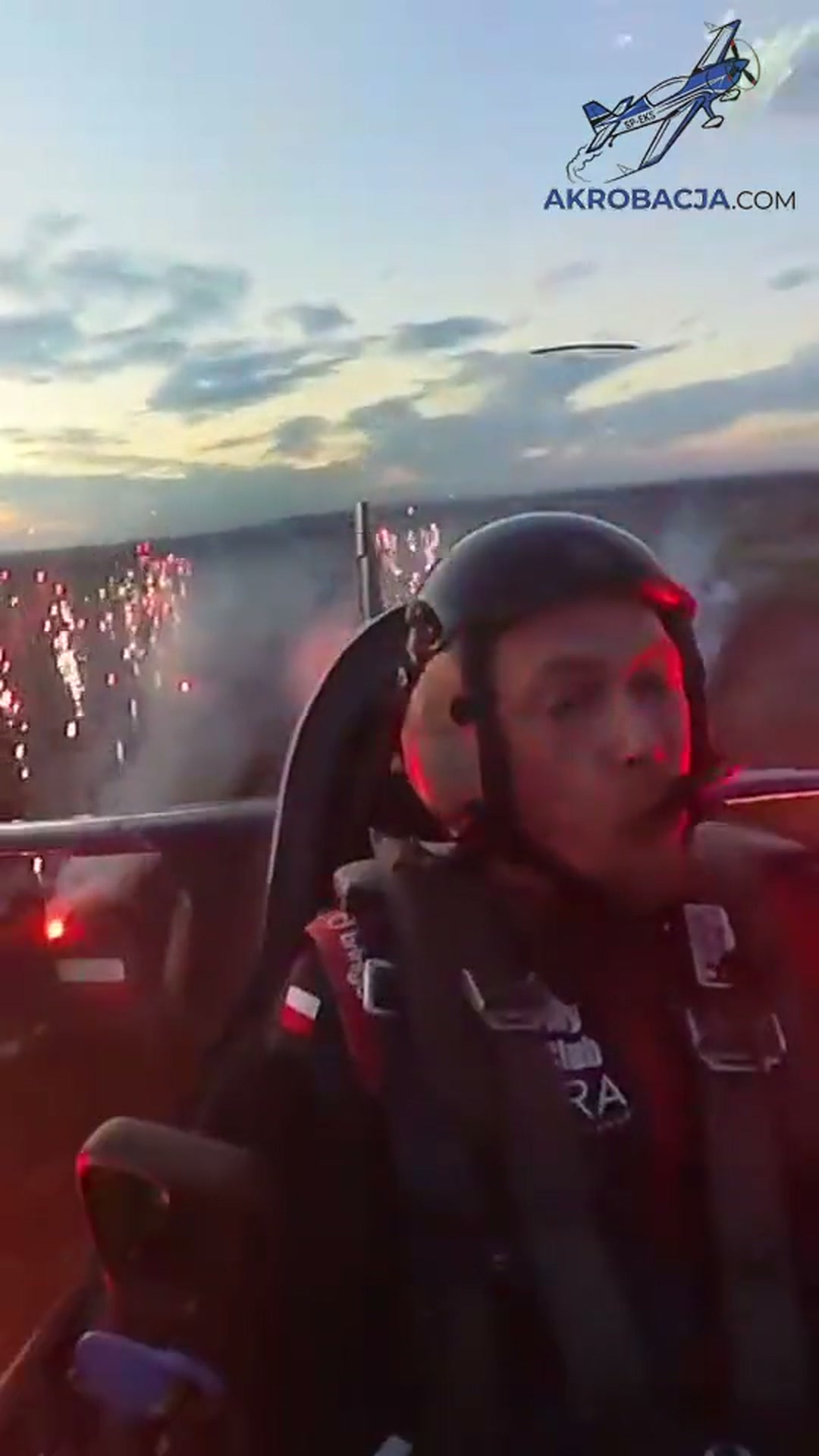 Maciej Kulaszewski w Extra 300L podczas pokazu z pirotechniką na Festiwalu Wiatru w Unisławiu
